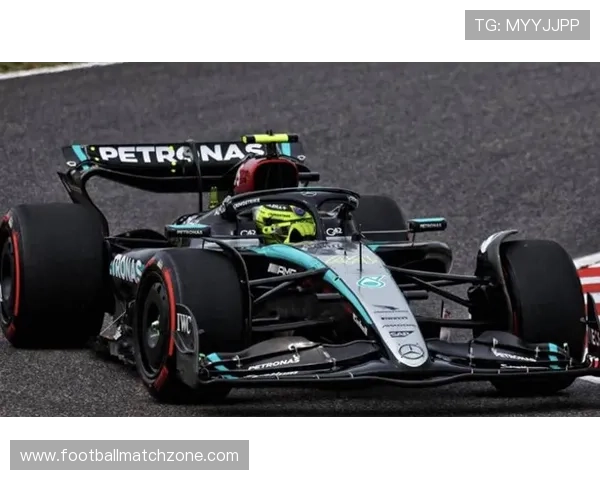 F1赛季最新动态：梅赛德斯与红牛的激烈竞争引发车迷热议